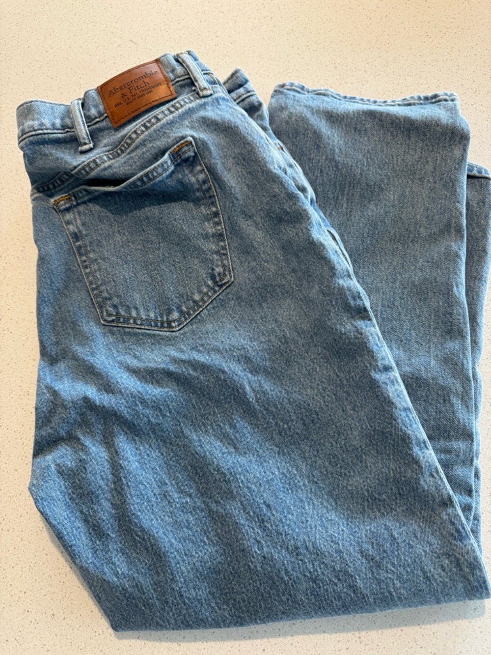 Abercrombie & Fitch Men’s Light Wash Blue Relaxed Jeans